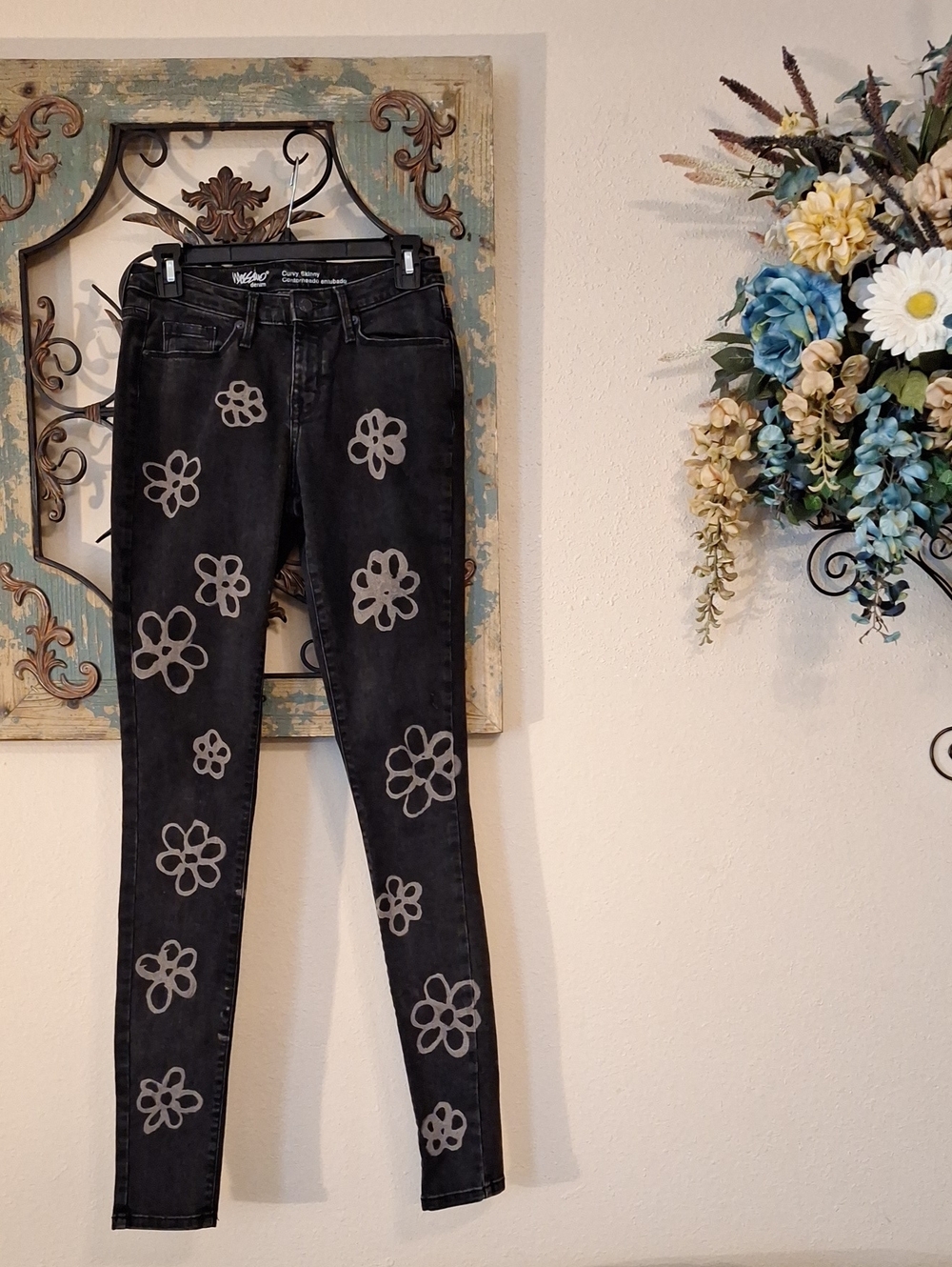 🔥🔥CLEARANCE🔥🔥Mossimo Supply Co. Black Skinny Jeans Gray Floral Print. Size 3